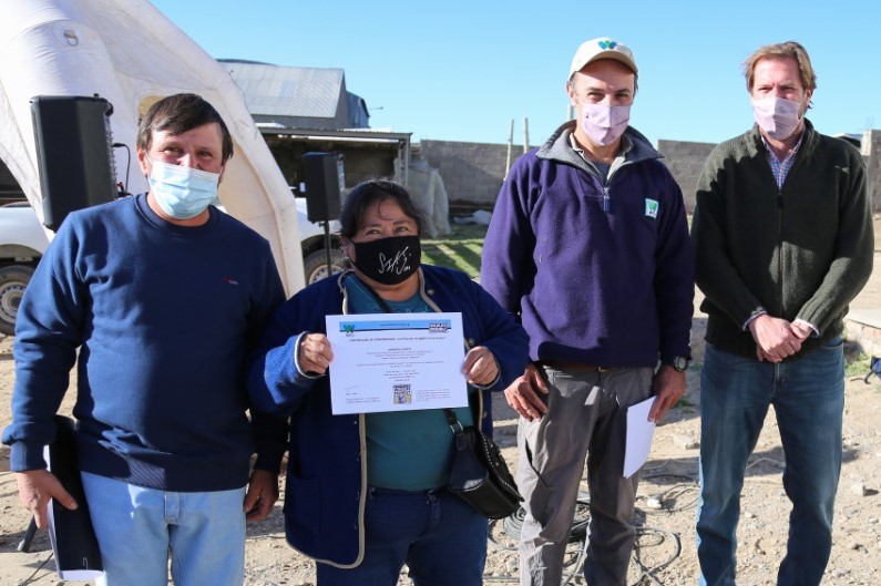 Dominga García, otra mujer productora de la zona centro de Neuquén recibe el certificado WFEN durante la Feria Integral de la Producción de Zapala, por parte de WCS Argentina, con apoyo del Ministerio de Producción e Industria de Neuquén. / © Federico Gregorio